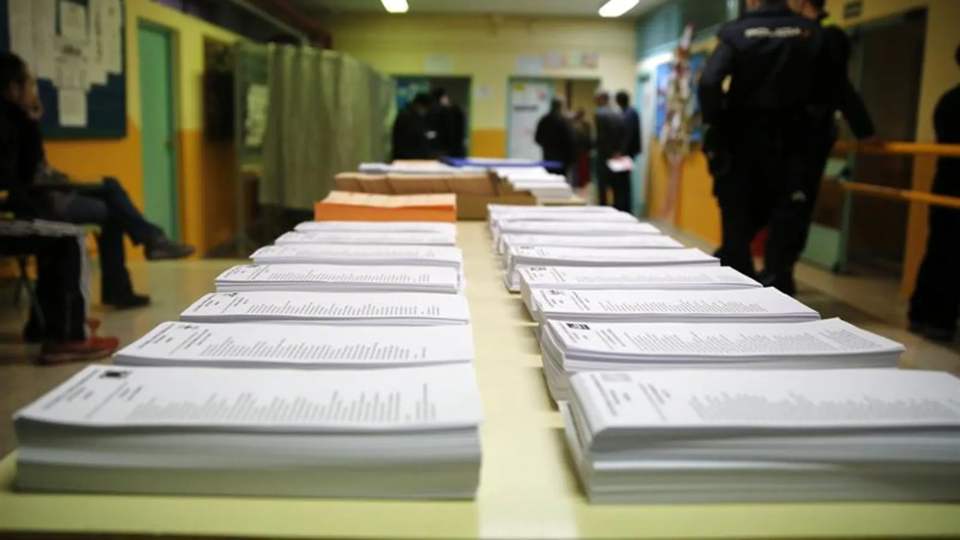 Papeletas de los diferentes partidos al Congreso y al Senado Papeletas de los diferentes partidos al Congreso y al Senado