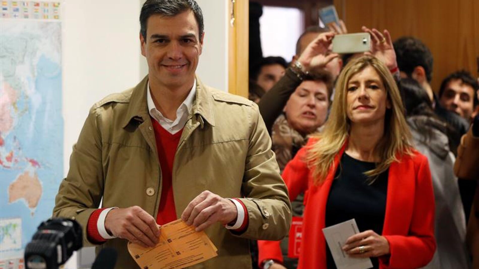 Pedro S&aacute;nchez ha acudido a las urnas junto a su mujer