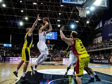 El base del Real Madrid Sergio Rodríguez lanza a canasta ante la defensa del MoraBanc Andorra El base del Real Madrid Sergio Rodríguez lanza a canasta ante la defensa del MoraBanc Andorra