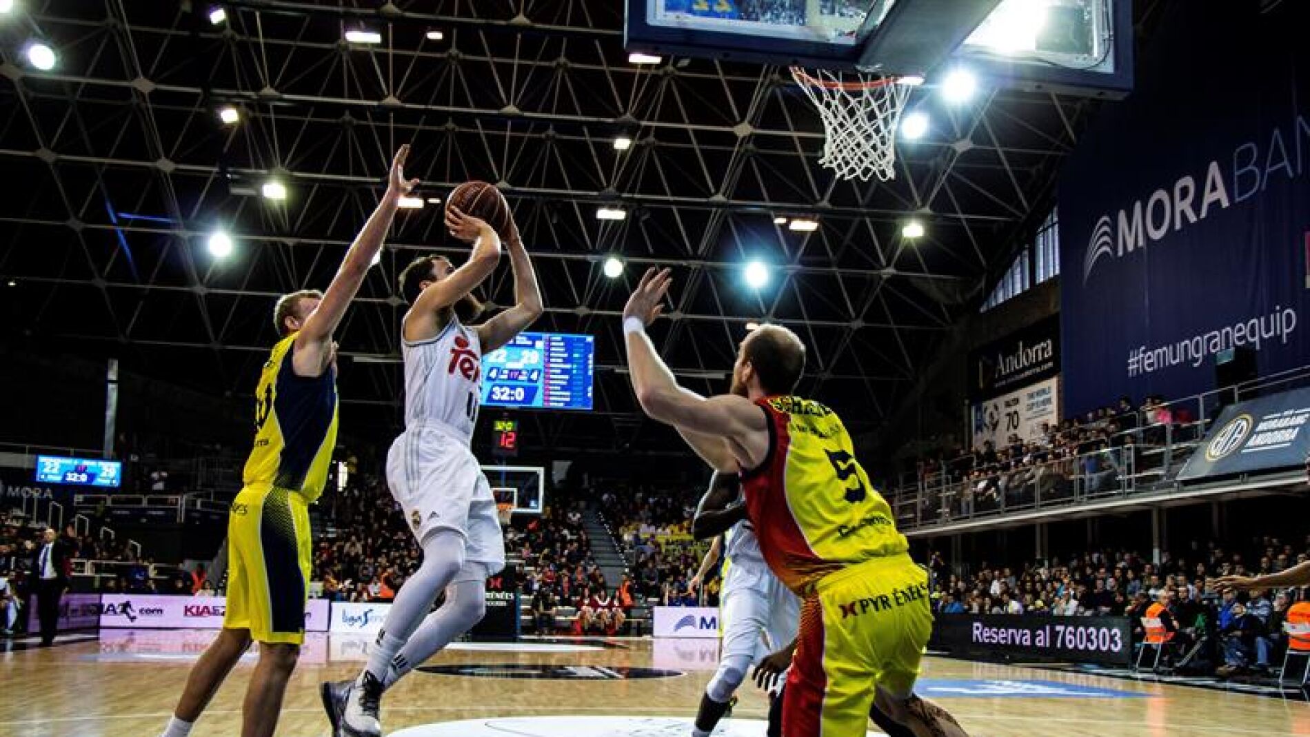 El base del Real Madrid Sergio Rodr&iacute;guez lanza a canasta ante la defensa del MoraBanc Andorra