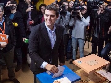 El candidato de Ciudadanos, Albert Rivera, en las urnas