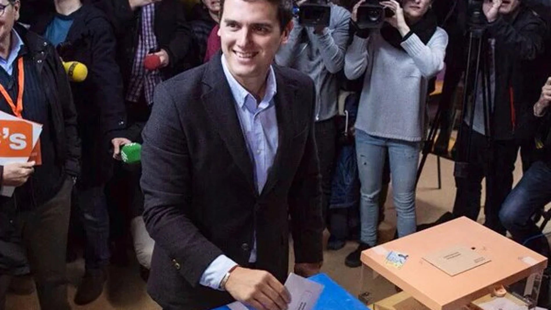 El candidato de Ciudadanos, Albert Rivera, en las urnas