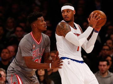 Carmelo Anthony postea ante Jimmy Butler