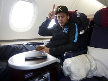 Neymar en el avión de regreso a Barcelona