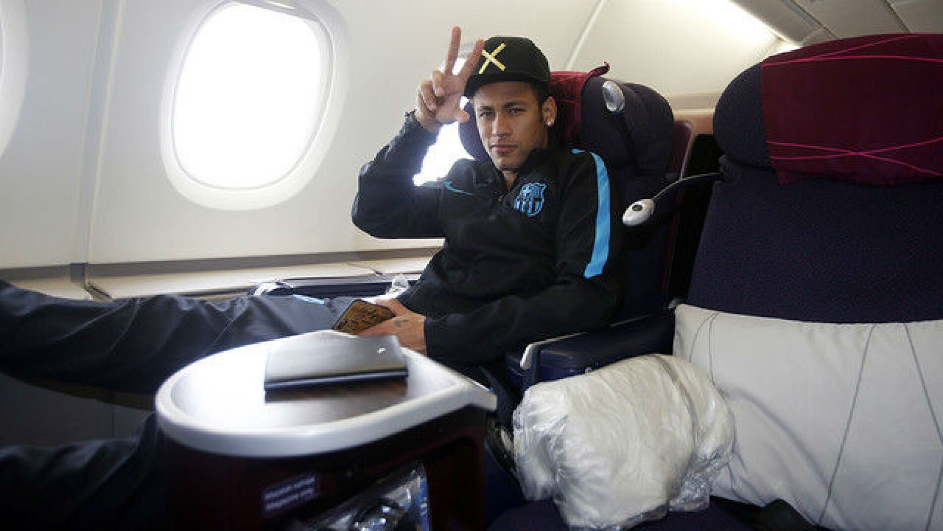 Neymar en el avi&oacute;n de regreso a Barcelona
