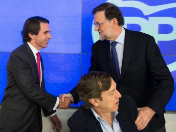 Mariano Rajoy y José María Aznar se saludan