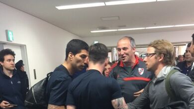 Un aficionado del River Plate escupe a Leo Messi en el aeropuerto