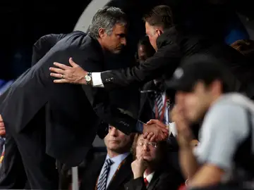Mourinho saluda a Van Gaal antes de un partido Mourinho saluda a Van Gaal antes de un partido