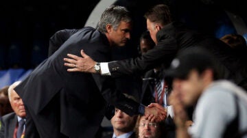 Mourinho saluda a Van Gaal antes de un partido