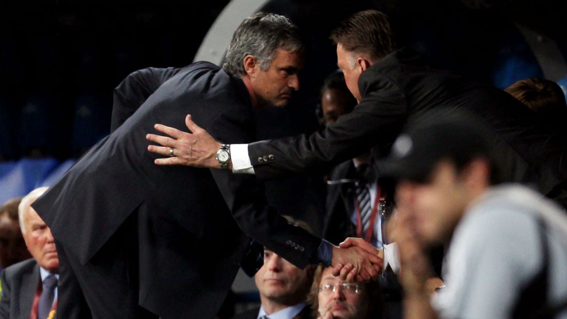Mourinho saluda a Van Gaal antes de un partido