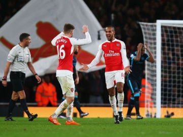 Walcott celebra el primer gol ante el City