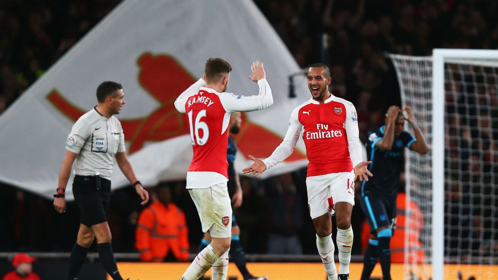 Walcott celebra el primer gol ante el City