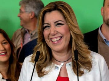 Susana Díaz habla ante los medios