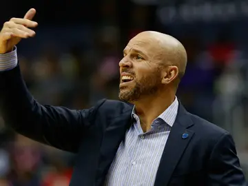 Jason Kidd da indicaciones durante un partido Jason Kidd da indicaciones durante un partido