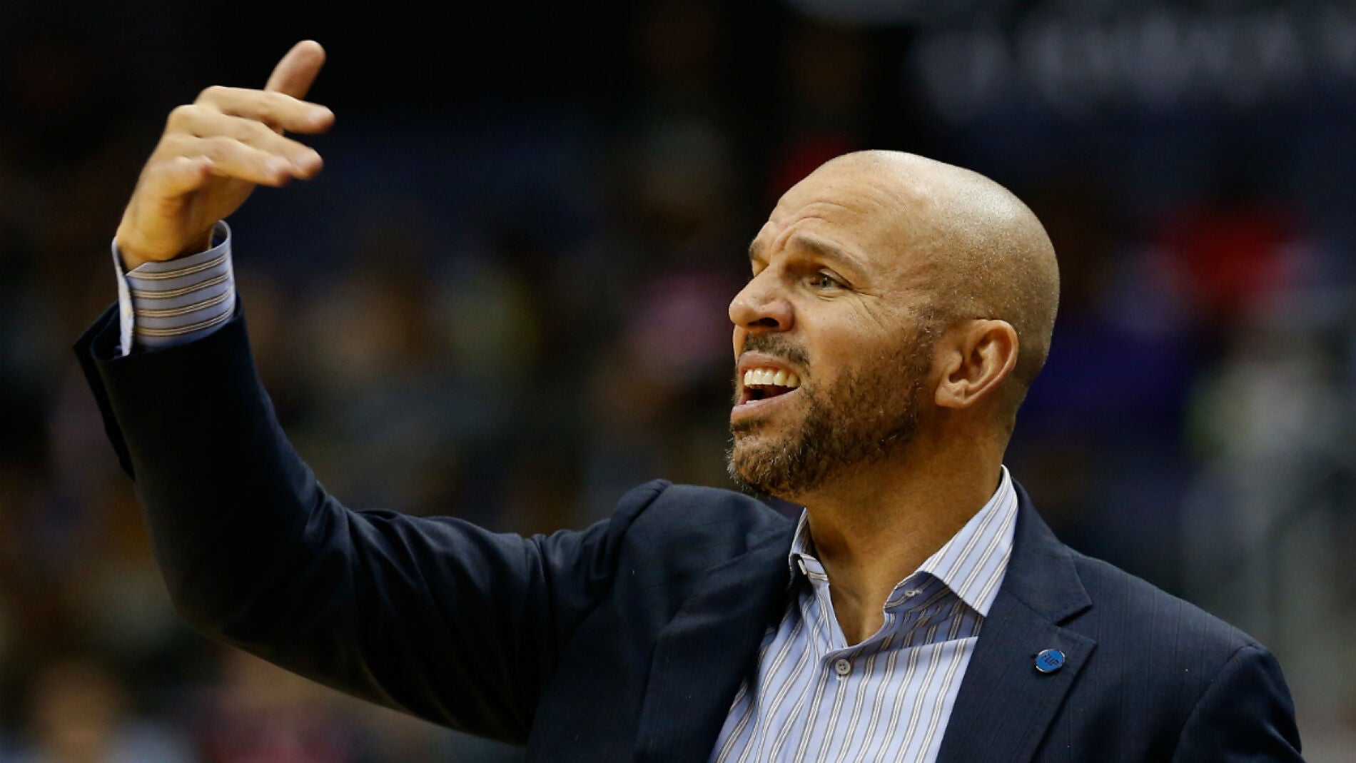 Jason Kidd da indicaciones durante un partido