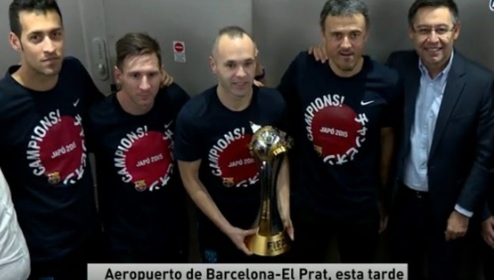 Iniesta sostiene la Copa del Mundialito a la llegada a Barcelona
