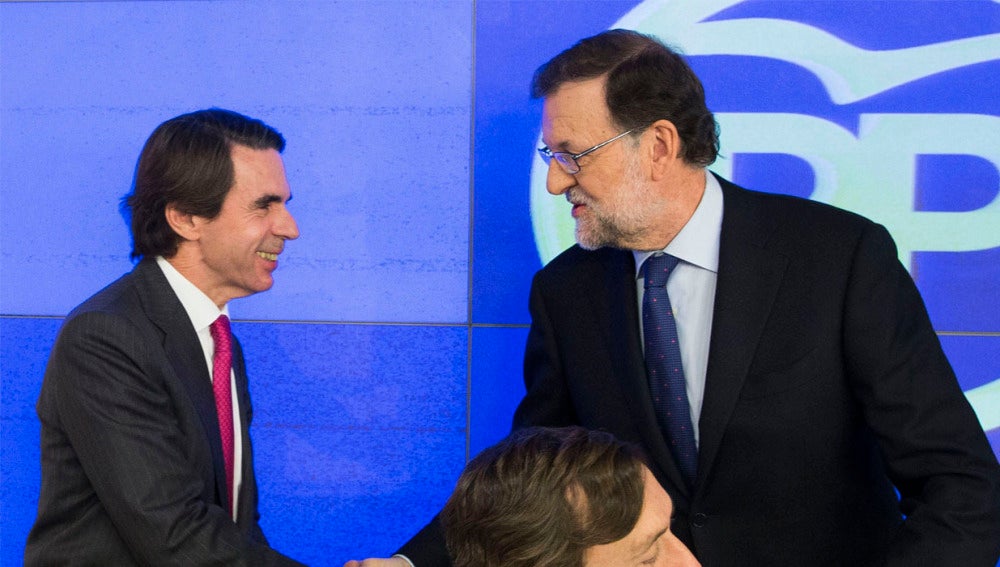 Mariano Rajoy, saludando a José María Aznar, a su llegada a la reunión del Comité Ejecutivo Nacional del partido para analizar los resultados de las elecciones generales del 20D