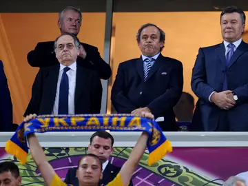 Le Graet junto a Platini y el presidente de la federación ucraniana en el partido de Ucrania - Francia Le Graet junto a Platini y el presidente de la federación ucraniana en el partido de Ucrania - Francia