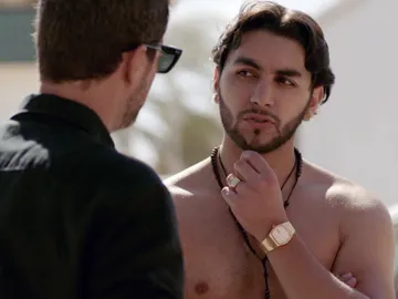 Héctor habla con un gitano Héctor habla con un gitano