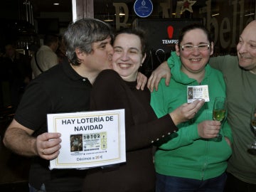 Los agraciados con el 18.102 celebran su suerte