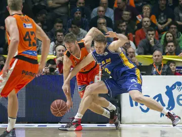 Jon Stefansson y Serhiy Lishchuk luchan por el balón Jon Stefansson y Serhiy Lishchuk luchan por el balón
