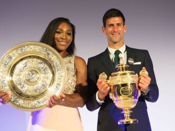 Djokovic y Serena Williams posan con los trofeos de Wimbledon
