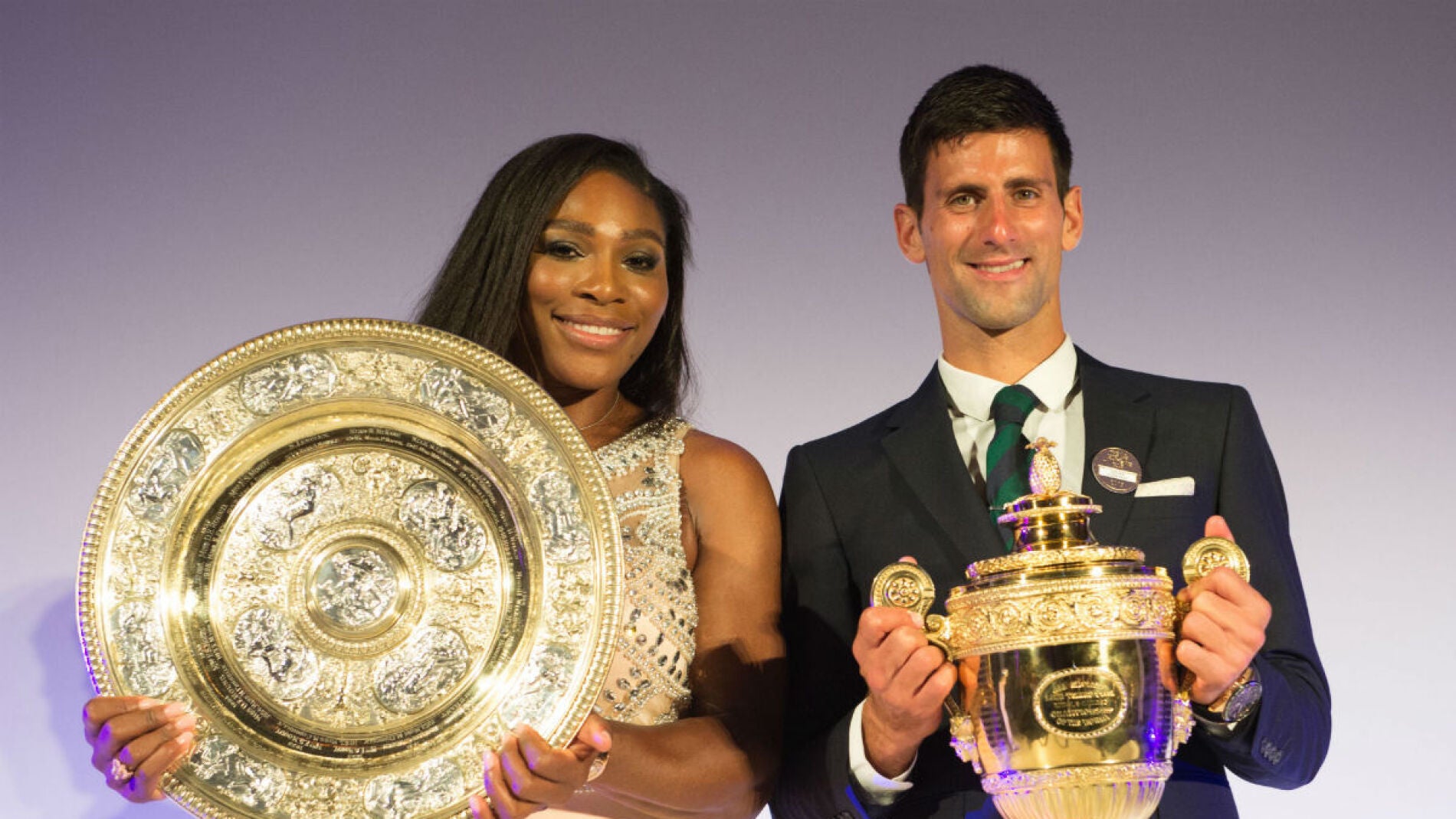 Djokovic y Serena Williams posan con los trofeos de Wimbledon