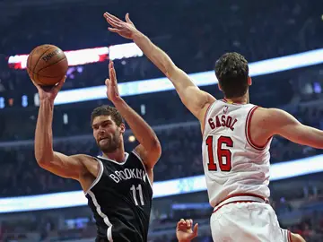 Brook López entra a canasta ante la defensa de Pau Gasol Brook López entra a canasta ante la defensa de Pau Gasol