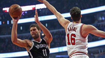 Brook López entra a canasta ante la defensa de Pau Gasol