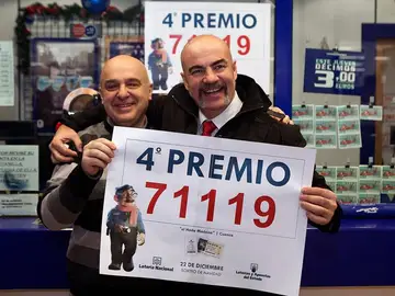 Dos de los agraciados que llevaban el 71.119 Dos de los agraciados que llevaban el 71.119