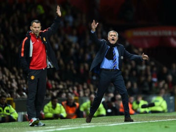 Mourinho protesta una jugada en la banda de Old Trafford junto a Giggs