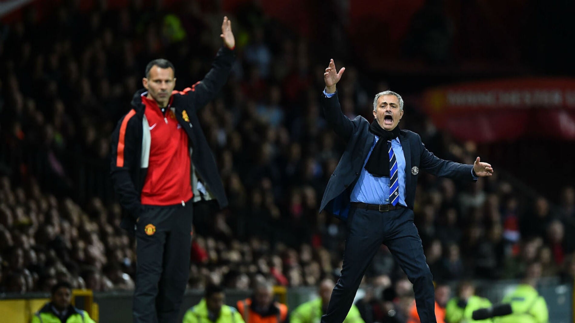 Mourinho protesta una jugada en la banda de Old Trafford junto a Giggs