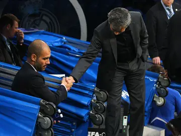 Mourinho saluda a Guardiola antes de un partido Mourinho saluda a Guardiola antes de un partido