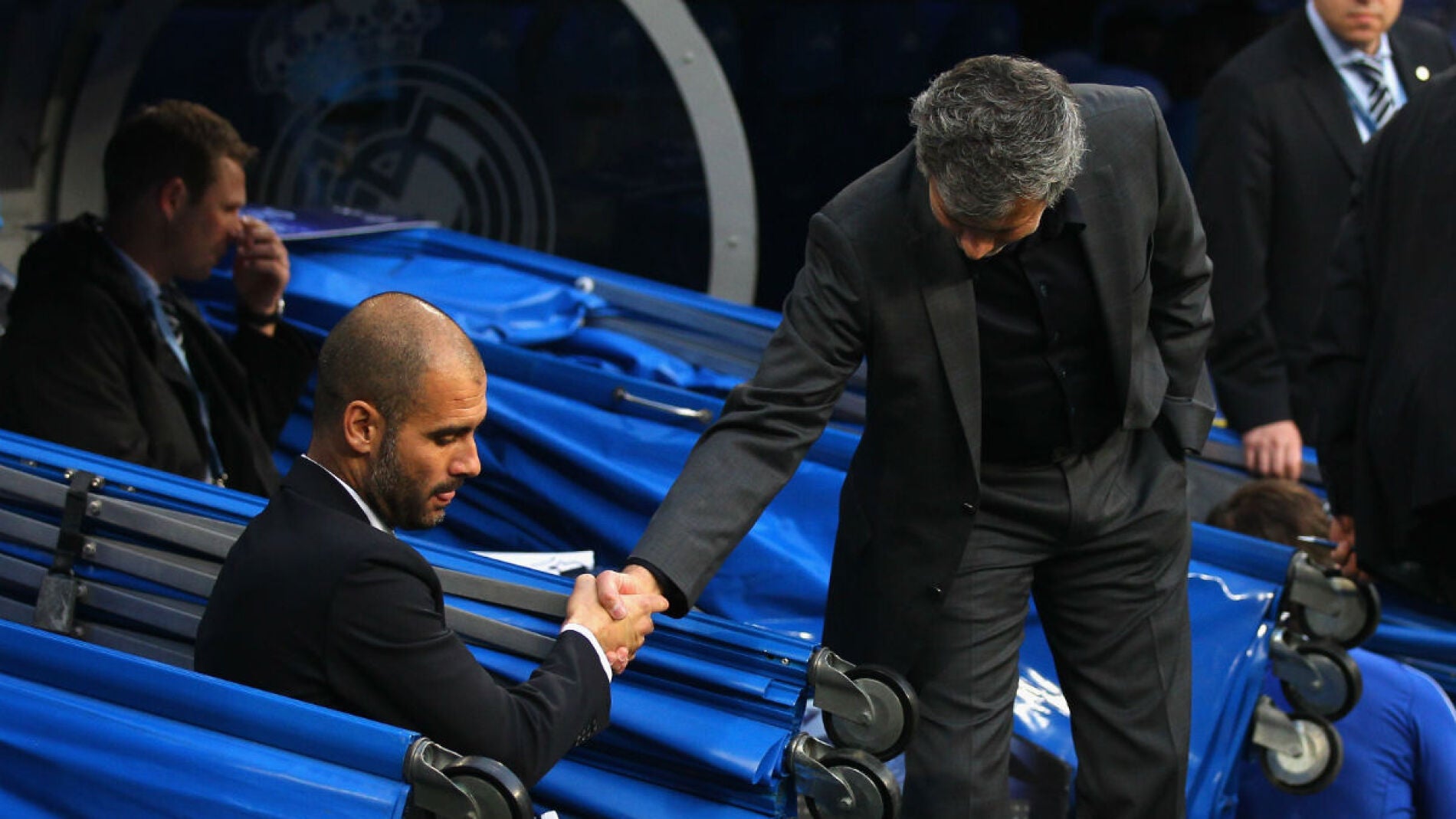 Mourinho saluda a Guardiola antes de un partido