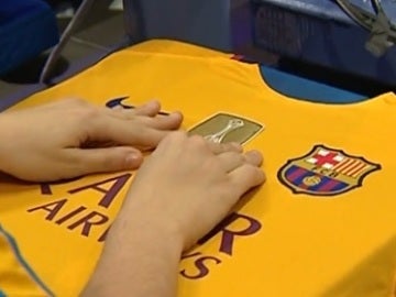 Escudo de campeón del mundo en la camiseta del Barcelona