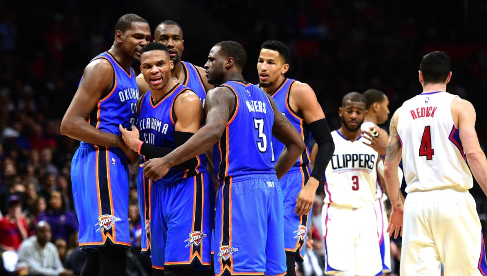 Los jugadores de los Thunder celebran la victoria contra los Clippers