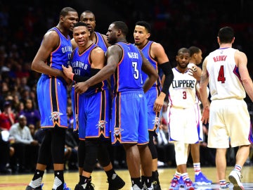 Los jugadores de los Thunder celebran la victoria contra los Clippers