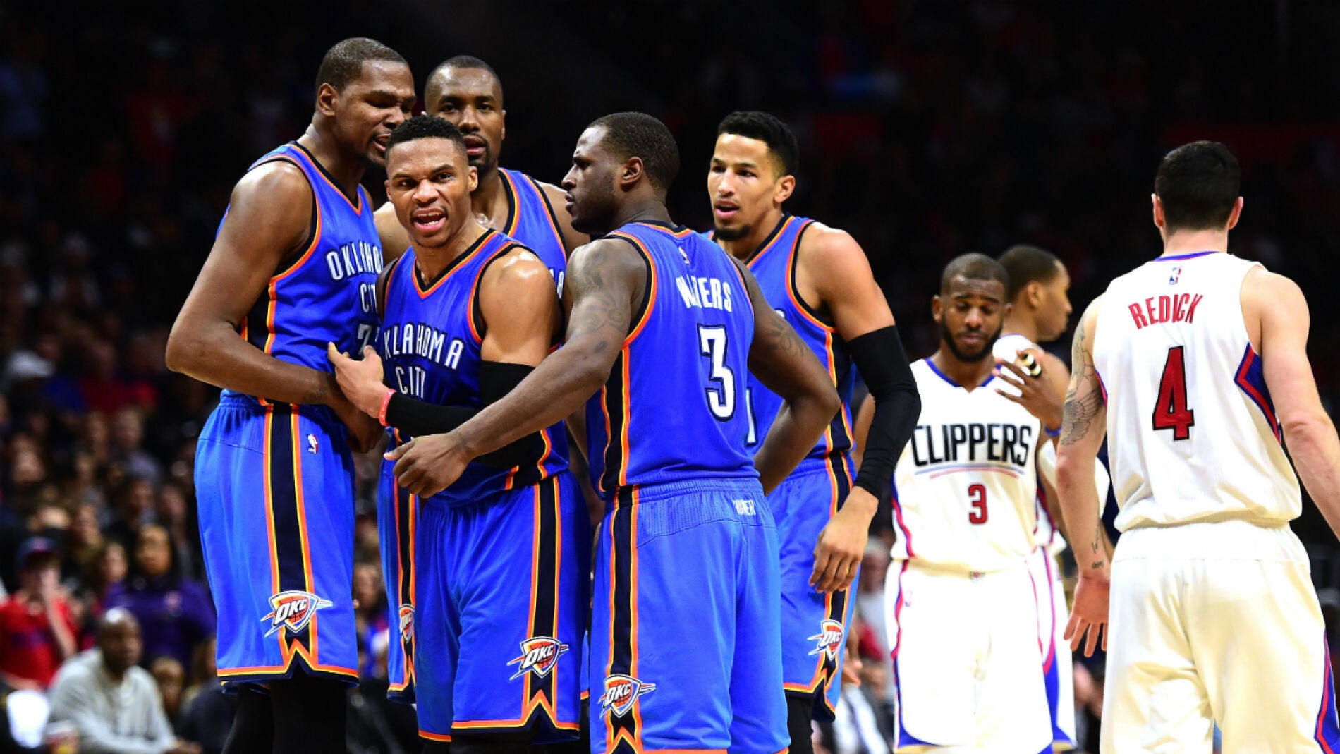 Los jugadores de los Thunder celebran la victoria contra los Clippers
