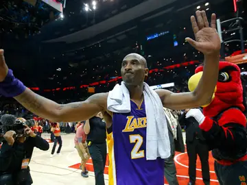 Kobe Bryant se despide de la afición de Atlanta Kobe Bryant se despide de la afición de Atlanta