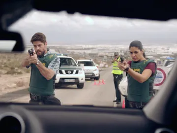 Salva y Lola apuntan con la pistola Salva y Lola apuntan con la pistola