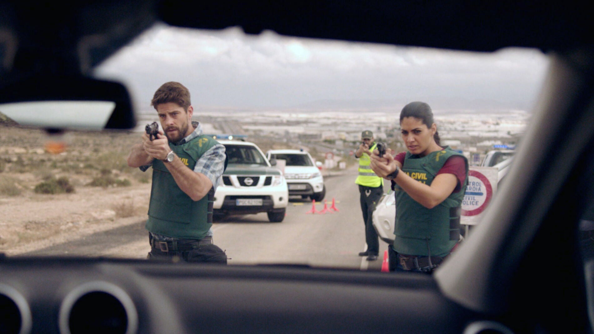 Salva y Lola apuntan con la pistola