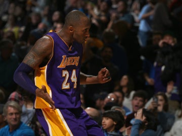 Kobe Bryant celebra una canasta contra Denver