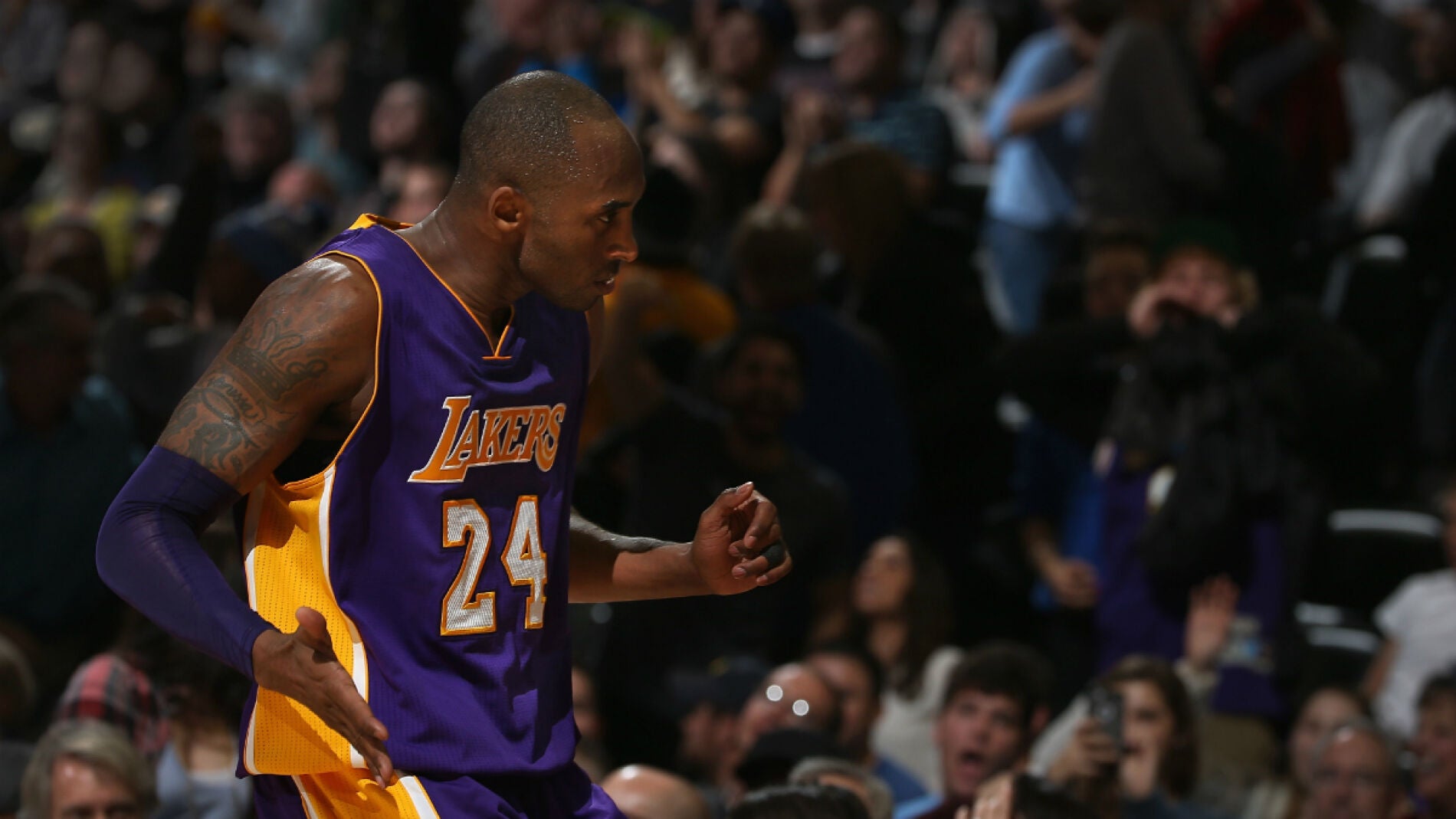 Kobe Bryant celebra una canasta contra Denver