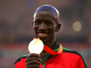 Ezekiel Kemboi celebra su medalla de oro Ezekiel Kemboi celebra su medalla de oro
