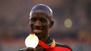 Ezekiel Kemboi celebra su medalla de oro