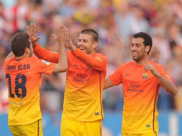 Piqué, Busquets y Jordi Alba, en un partido del FC Barcelona