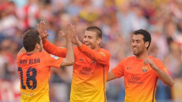 Piqué, Busquets y Jordi Alba, en un partido del FC Barcelona