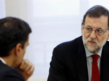 Mariano Rajoy, durante la reunión con Pedro Sánchez en Moncloa