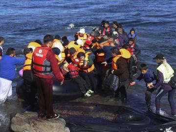 Vista de la llegada de refugiados en pateras a las costas de la isla de Lesbos, Grecia tras cruzar el mar Egeo desde Turquía.
