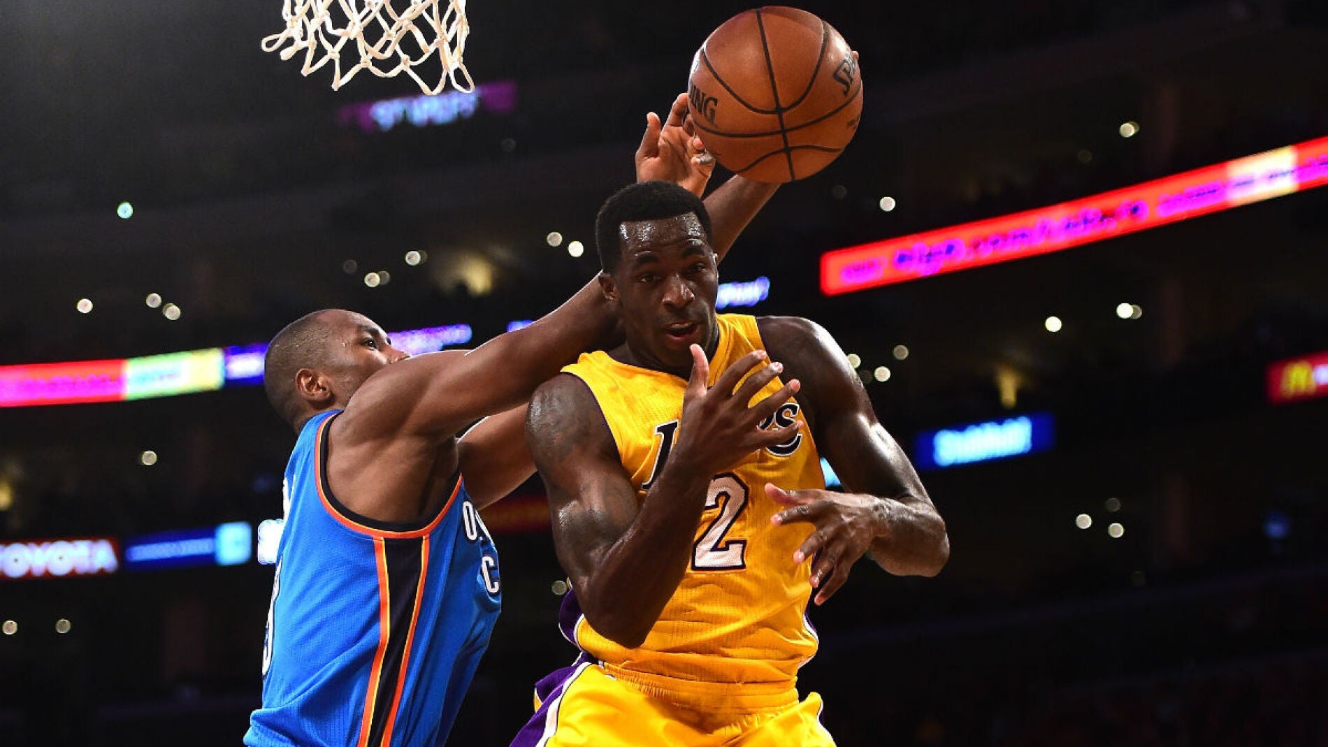 Ibaka, en acci&oacute;n ante los Lakers